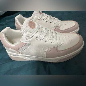 Ecko unlimited cream and light pink shoes women’s size 8